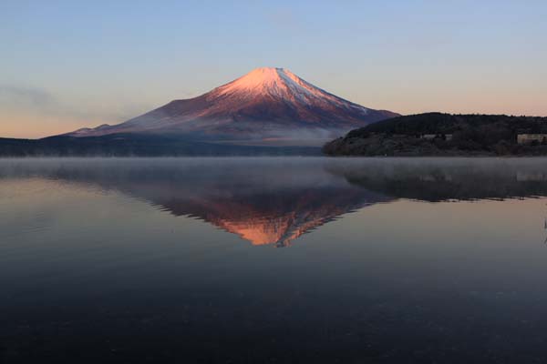 夜明けの山中湖 紅富士 逆さ富士撮影できました インターリゾート東屋 山中湖 スポーツ合宿 野球 サッカー テニス